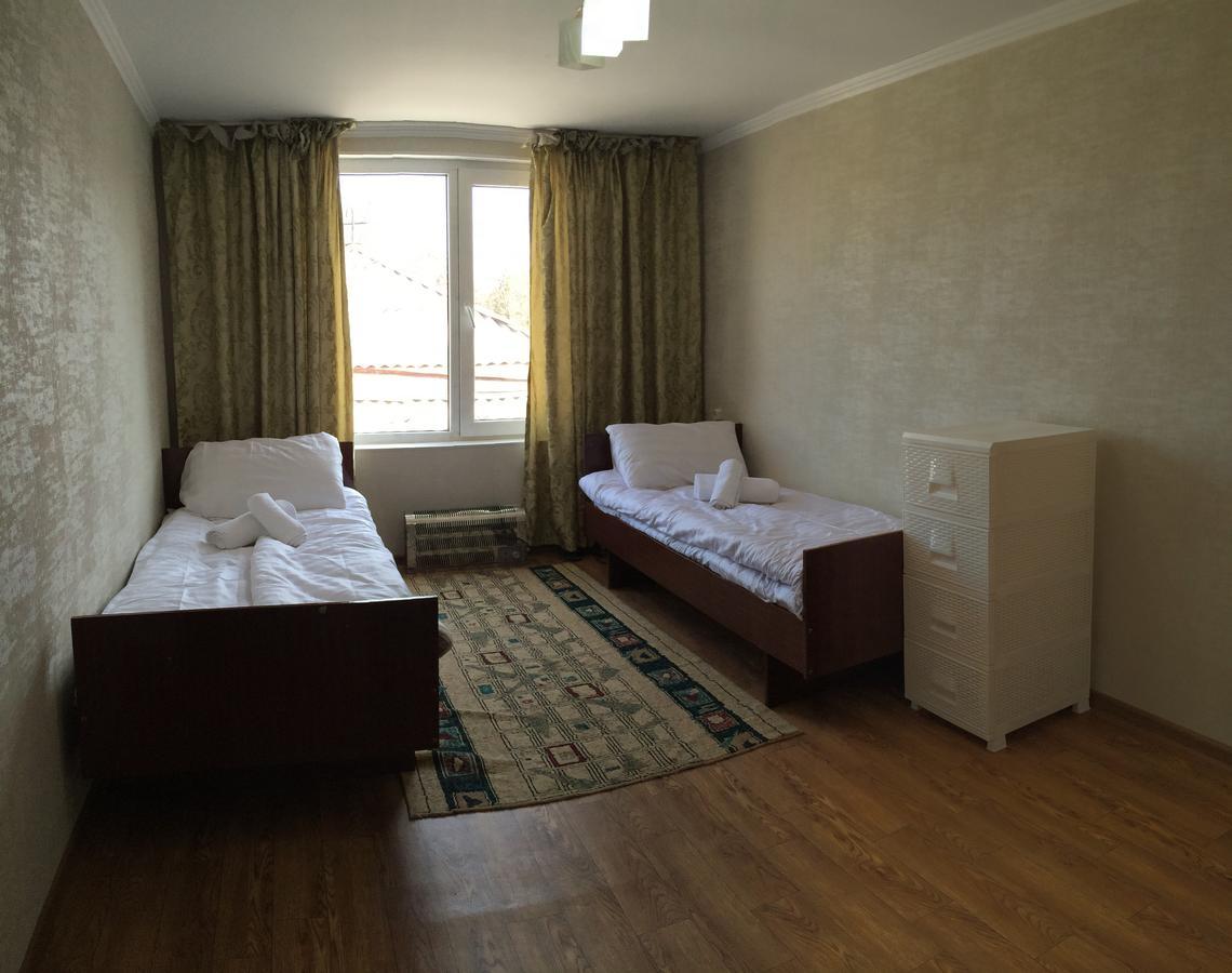 Holiday Hostel House Бішкек Екстер'єр фото